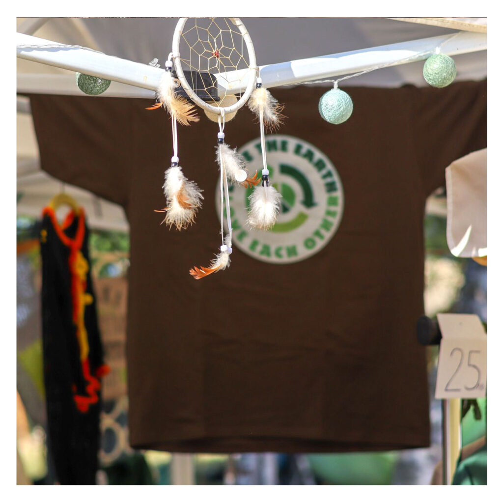 Момиче държи зелена тениска на Грийн и Джон