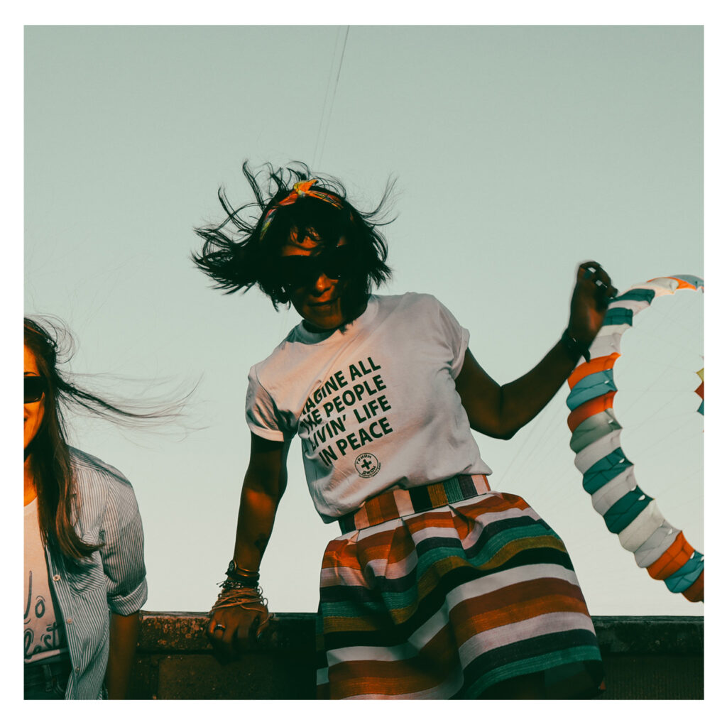 Момиче скача с тениска на Грийн и джон